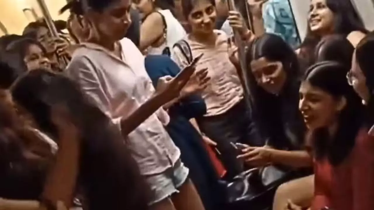 दिल्ली मेट्रो में गूंजा लव डोज़,  हनी सिंह के गाने पर लेडीज़ कोच बना डांस फ्लोर; VIDEO देख यूजर्स बोले- ये तो...