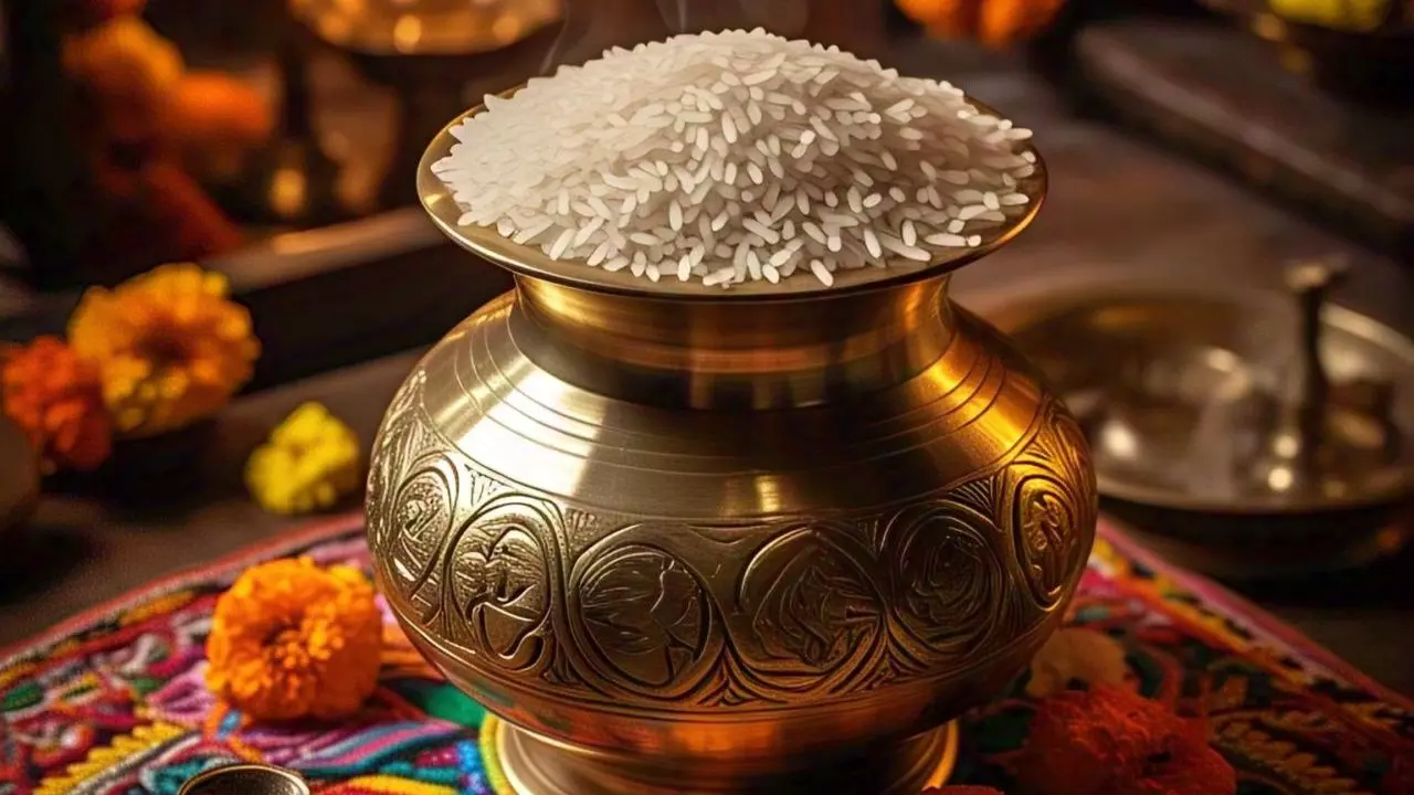 Akshaya Tritiya 2025: अक्षय पात्र में कभी खत्म नहीं होता भोजन, आखिर क्यों भगवान कृष्ण ने इसे पांडवों को दिया था? Akshaya Tritiya 2025: अक्षय पात्र में कभी खत्म नहीं होता भोजन, आखिर क्यों भगवान कृष्ण ने इसे पांडवों को दिया था?