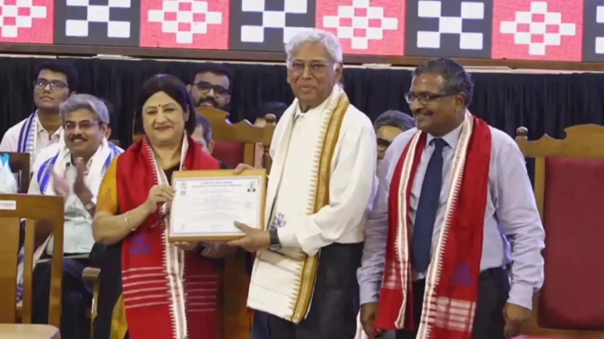 उम्र नहीं, जिद होनी चाहिए! 84 साल की उम्र डॉ. गिरीश मोहन गुप्ता ने हासिल की MBA की डिग्री, अब PHD है अगला कदम