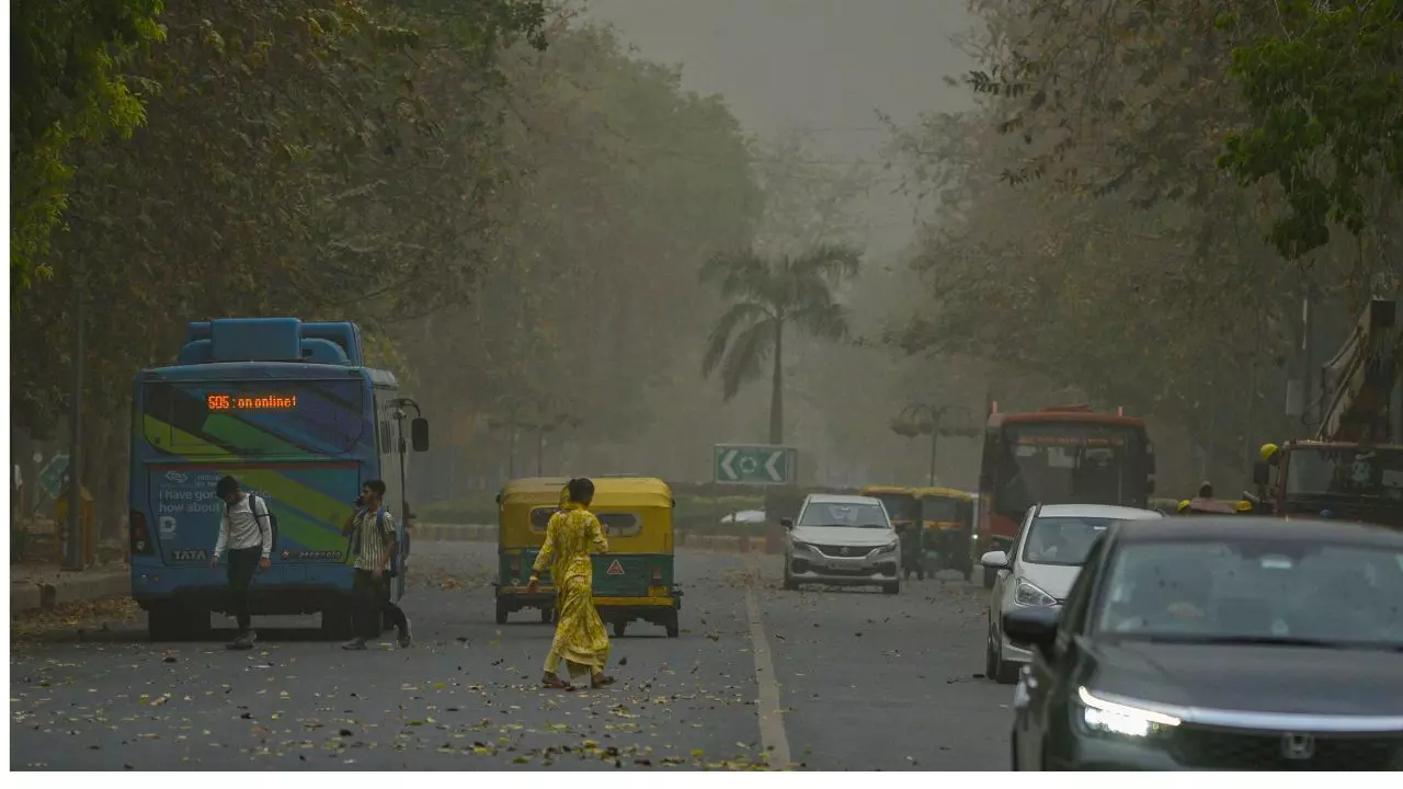 दिल्ली-NCR में मिली गर्मी से राहत! मौसम विभाग ने जारी किया गरज के साथ बारिश का येलो अलर्ट