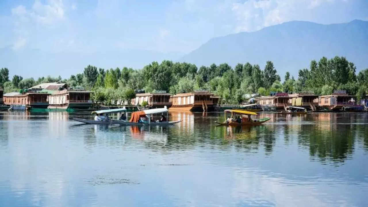 कश्मीर में गुलमर्ग से डल झील तक 48 पर्यटन स्थल बंद, आतंकी हमले की आशंका के बाद बड़ा कदम कश्मीर में गुलमर्ग से डल झील तक 48 पर्यटन स्थल बंद, आतंकी हमले की आशंका के बाद बड़ा कदम