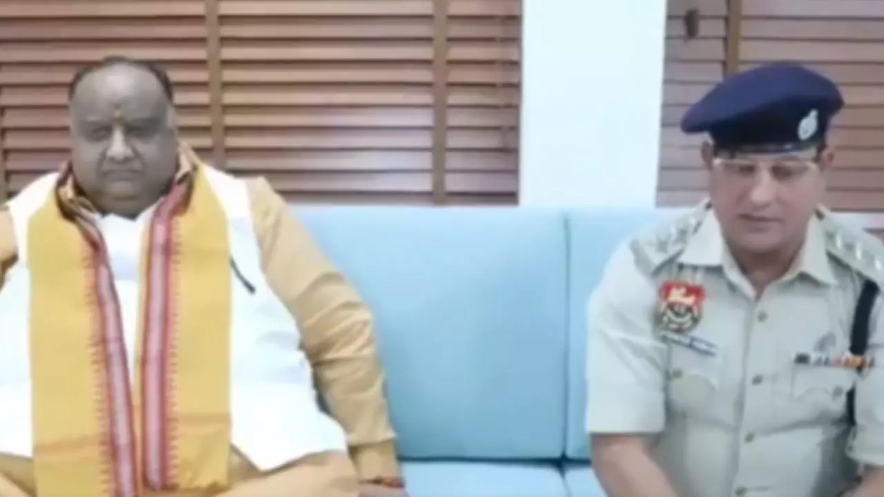 सत्ता का नशा! CM के कार्यक्रम में BJP नेता को न पहचानने की सजा, DSP से खुलेआम मंगवाई माफी | VIDEO