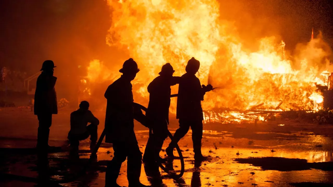होटल में धधकती आग ने बुझा दी 14 जिंदगियां, फायर सेफ्टी के कागज़ी दावे राख में बदल गए