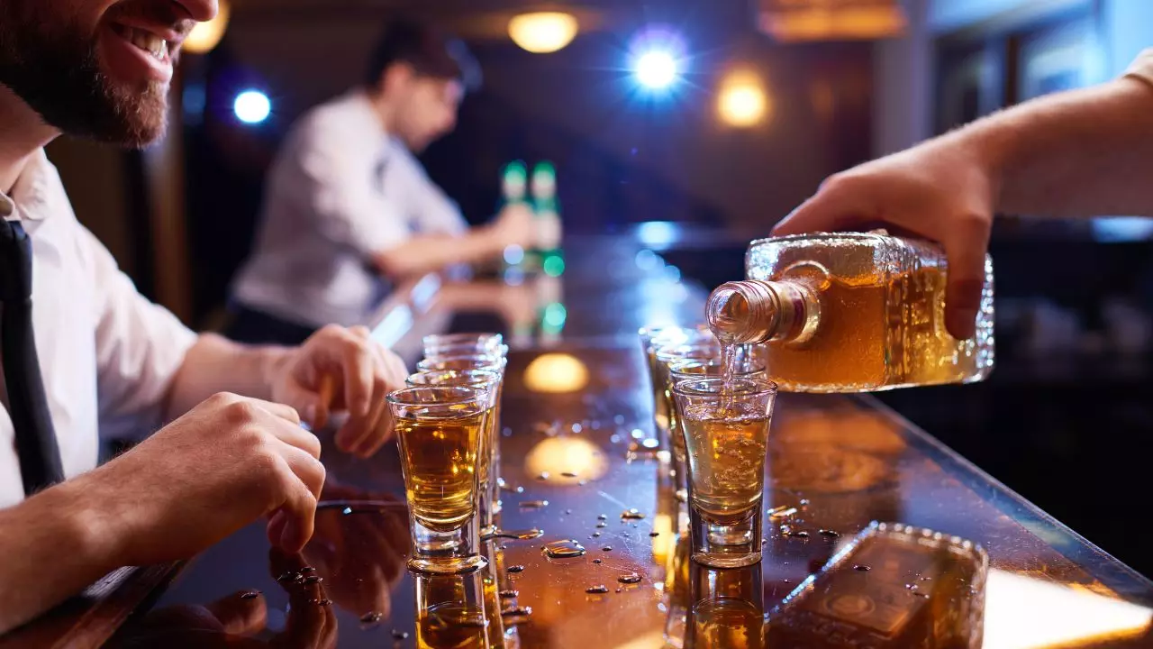 पीने की लगी शर्त तो नॉनस्‍टॉप लगा डाले पेग पर पेग, बेंगलुरू में शराब के ओवरडोज से गई युवक की जान; जानें सेहत पर प्रभाव