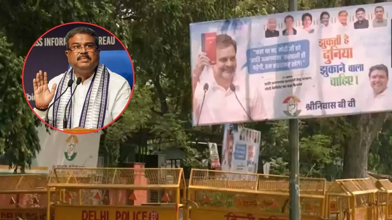 झुकती है दुनिया झुकाने वाला चाहिए... कांग्रेस ऑफिस के बाहर लगे राहुल गांधी के पोस्टर; जानें बीजेपी ने क्या कहा