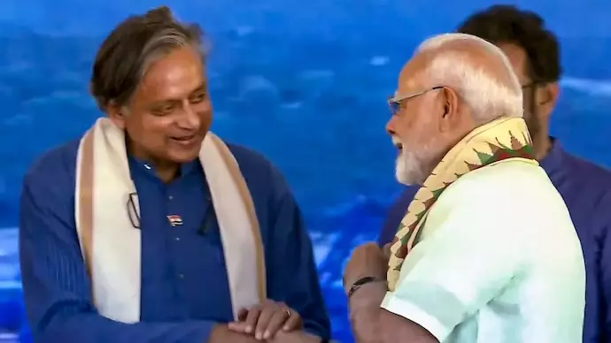 इस प्यार को क्या नाम दूं? मोदी-थरूर ने मिलाया हाथ तो हिल गया कांग्रेसिस्तान | Video