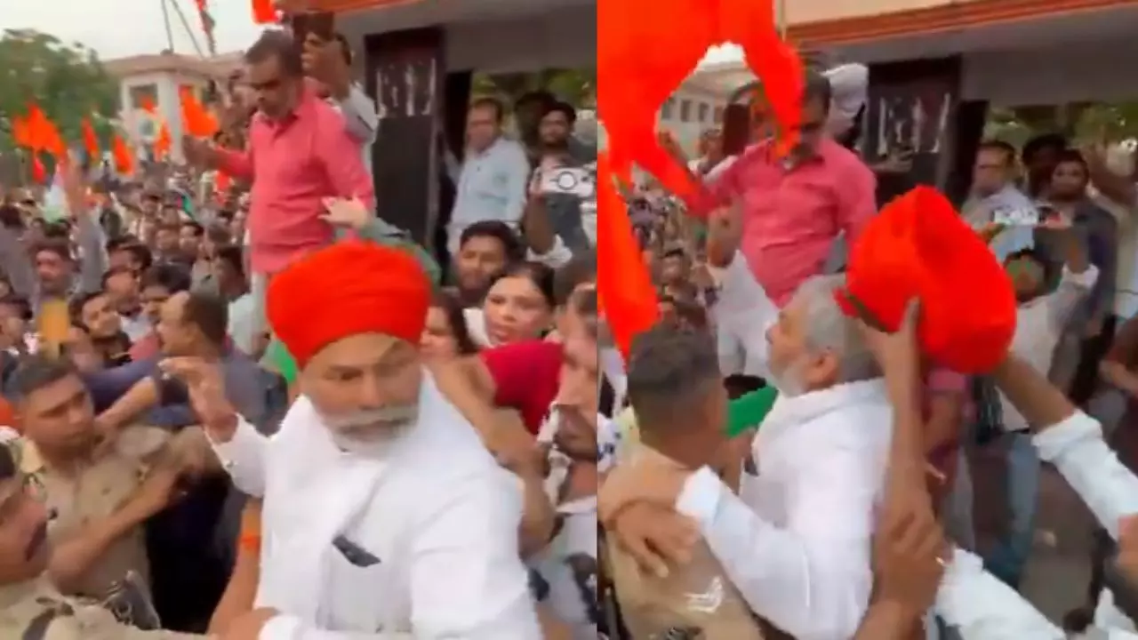 रैली में राकेश टिकैत की नो एंट्री, पहले सिर पर मारा झंडा फिर पगड़ी गिराई, भीड़ का फूटा गुस्सा; कार्यक्रम बना अखाड़ा! VIDEO