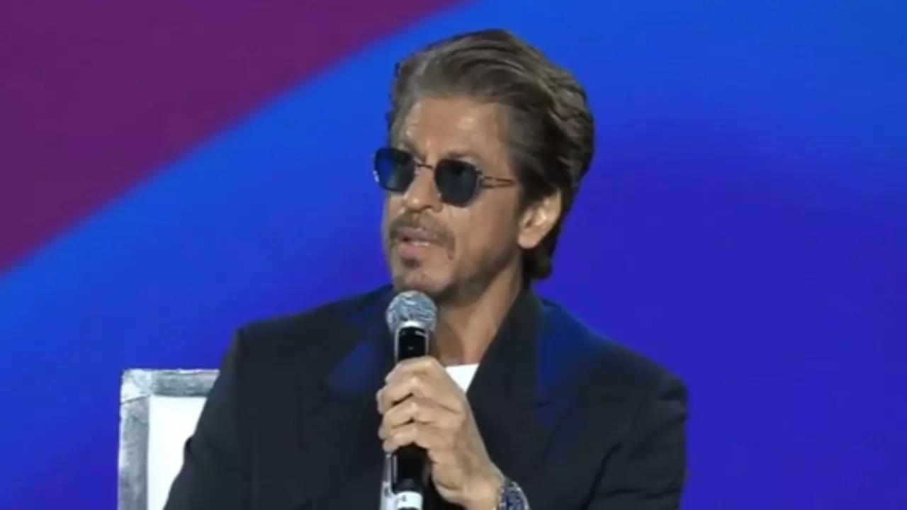 WAVES 2025 : Shahrukh Khan ने शेयर की ‘इनसाइडर वर्सेज आउटसाइडर’ पर बेबाक राय, कहा- फर्क मायने नहीं रखता