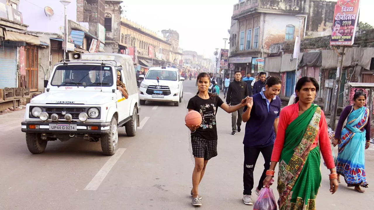 बेटी की शादी, परिवार का पालन... कहां जाएं? अयोध्या रामपथ पर मांस-शराब की दुकानों पर एक्शन से घबराएं व्यापारियों का दर्द