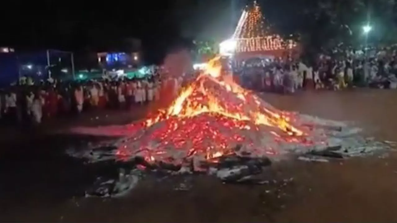 बिजली का झटका, मंदिर में भारी भीड़, श्री लैराई जात्रा में कैसे मची भगदड़? जानिए प्रत्यक्षदर्शियों ने क्या कहा बिजली का झटका, मंदिर में भारी भीड़, श्री लैराई जात्रा में कैसे मची भगदड़? जानिए प्रत्यक्षदर्शियों ने क्या कहा