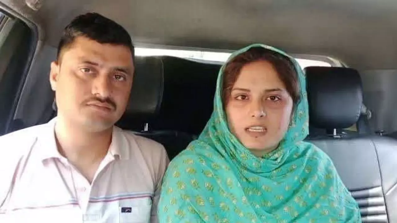 इश्क का जाल, ऑनलाइन मोहब्बत ने छीन ली वर्दी! CRPF जवान ने छुपाई पाकिस्तानी बेगम की सच्चाई इश्क का जाल, ऑनलाइन मोहब्बत ने छीन ली वर्दी! CRPF जवान ने छुपाई पाकिस्तानी बेगम की सच्चाई