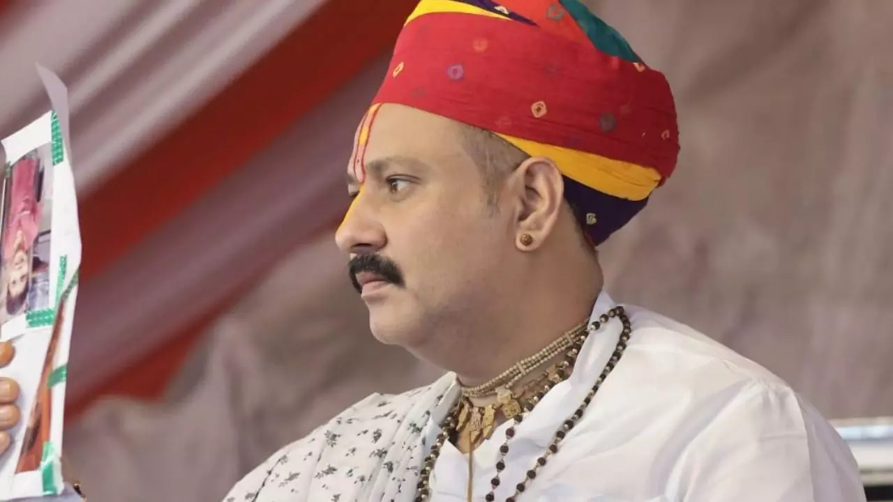 नाभि जब तक ढकी रहेगी लड़कियां सुरक्षित... बच्चे बचपन कर लेते हैं जवानी के काम, पंडित प्रदीप मिश्रा का बयान