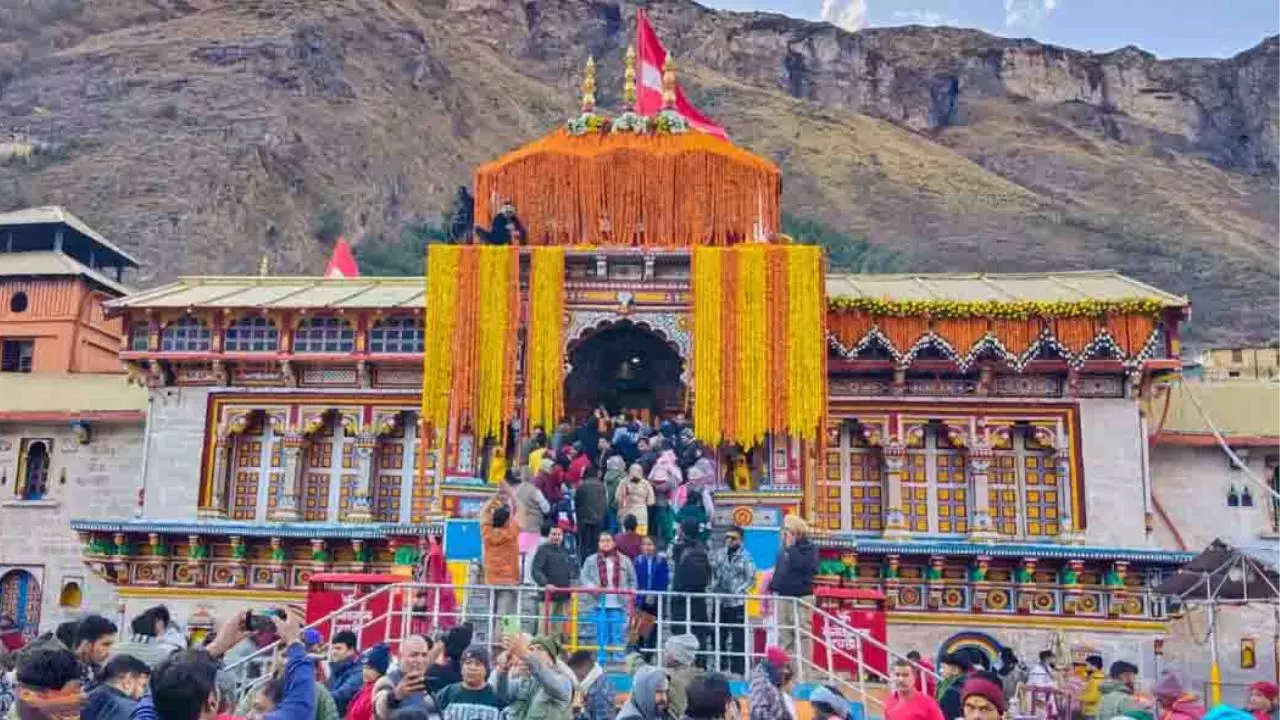 बद्रीनाथ धाम के कपाट खुलने के साथ ही चार धाम यात्रा शुरू, जानें क्या है मंदिर में जलने वाले दीपक का रहस्य बद्रीनाथ धाम के कपाट खुलने के साथ ही चार धाम यात्रा शुरू, जानें क्या है मंदिर में जलने वाले दीपक का रहस्य