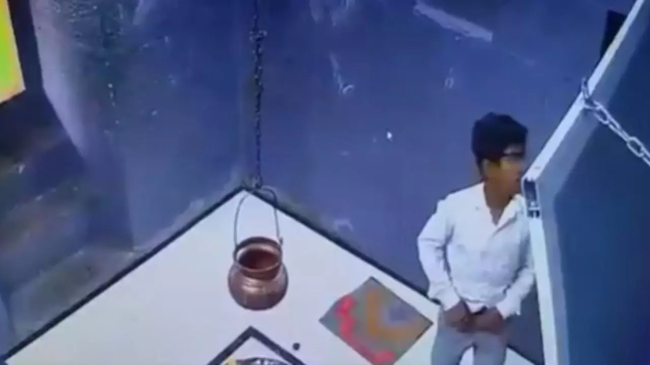 मंदिर में मुस्लिम युवक ने  मूर्ति पर किया पेशाब, CCTV फुटेज सामने आने पर कहा-तुम हिंदू हमारा कुछ नहीं उखाड़...
