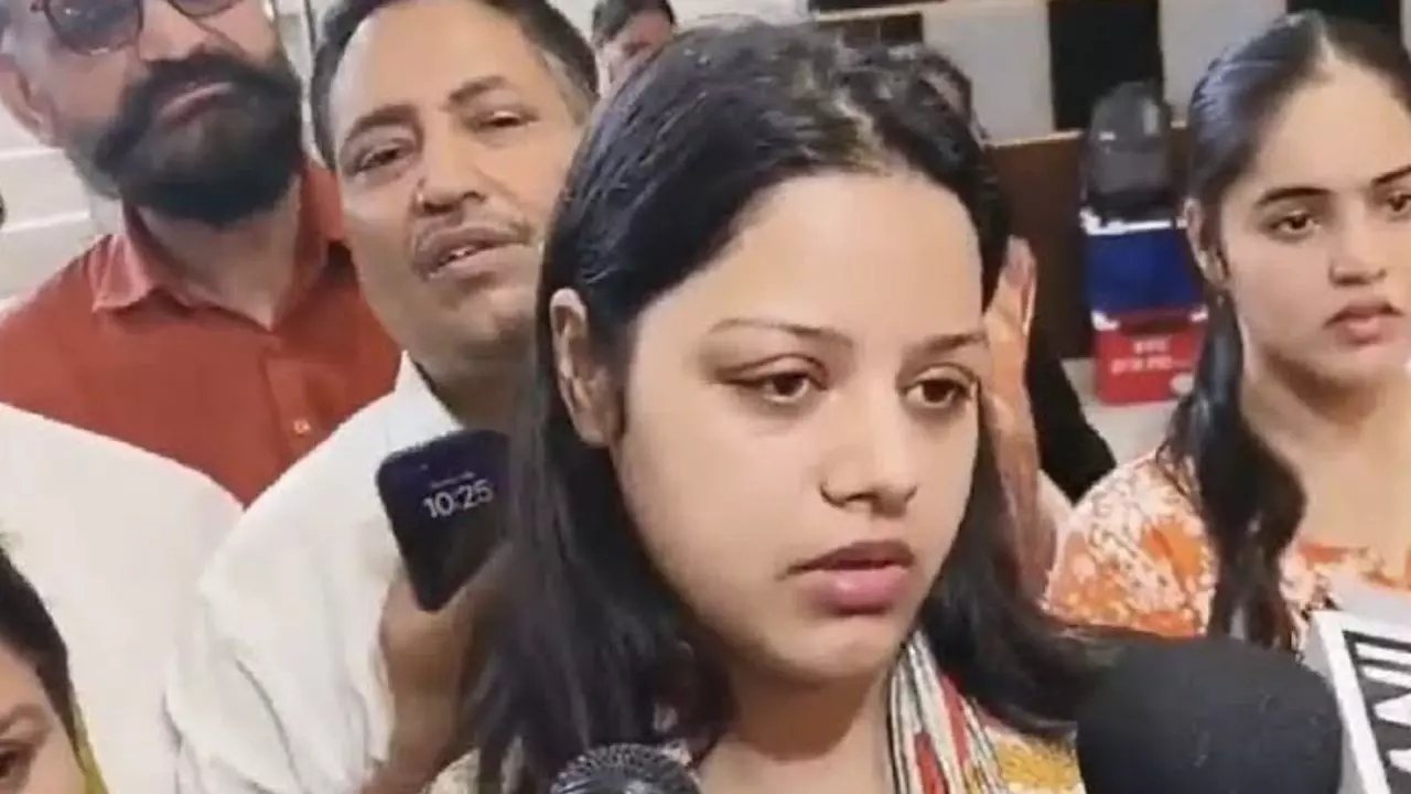 भगवान ऐसी पत्नी किसी...  लेफ्टिनेंट विनय नरवाल की वाइफ के सपोर्ट में आया NCW, जानें क्यों ट्रोल हुई हिमांशी भगवान ऐसी पत्नी किसी...  लेफ्टिनेंट विनय नरवाल की वाइफ के सपोर्ट में आया NCW, जानें क्यों ट्रोल हुई हिमांशी