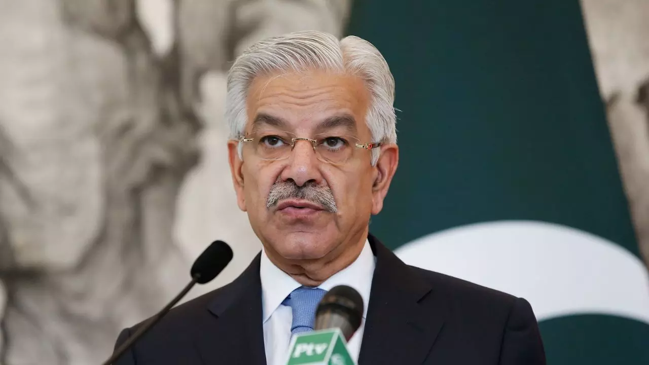 टेंशन में पाकिस्तान; Pakistan के रक्षा मंत्री बोले- भारत कभी भी कर सकता है हमला टेंशन में पाकिस्तान; Pakistan के रक्षा मंत्री बोले- भारत कभी भी कर सकता है हमला
