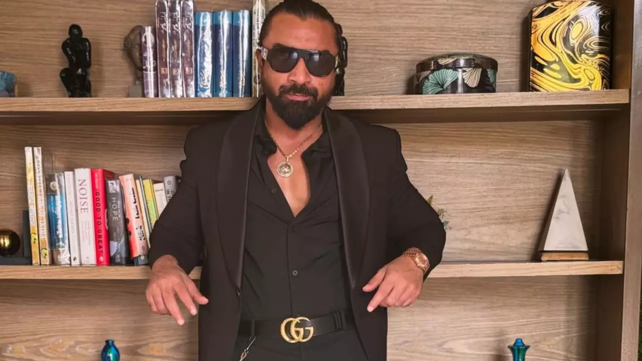रेप FIR के बाद से फरार हैं Ajaz Khan, ठिकानों पर छापेमारी कर रही हैं पुलिस, फोन भी हुआ स्विच ऑफ