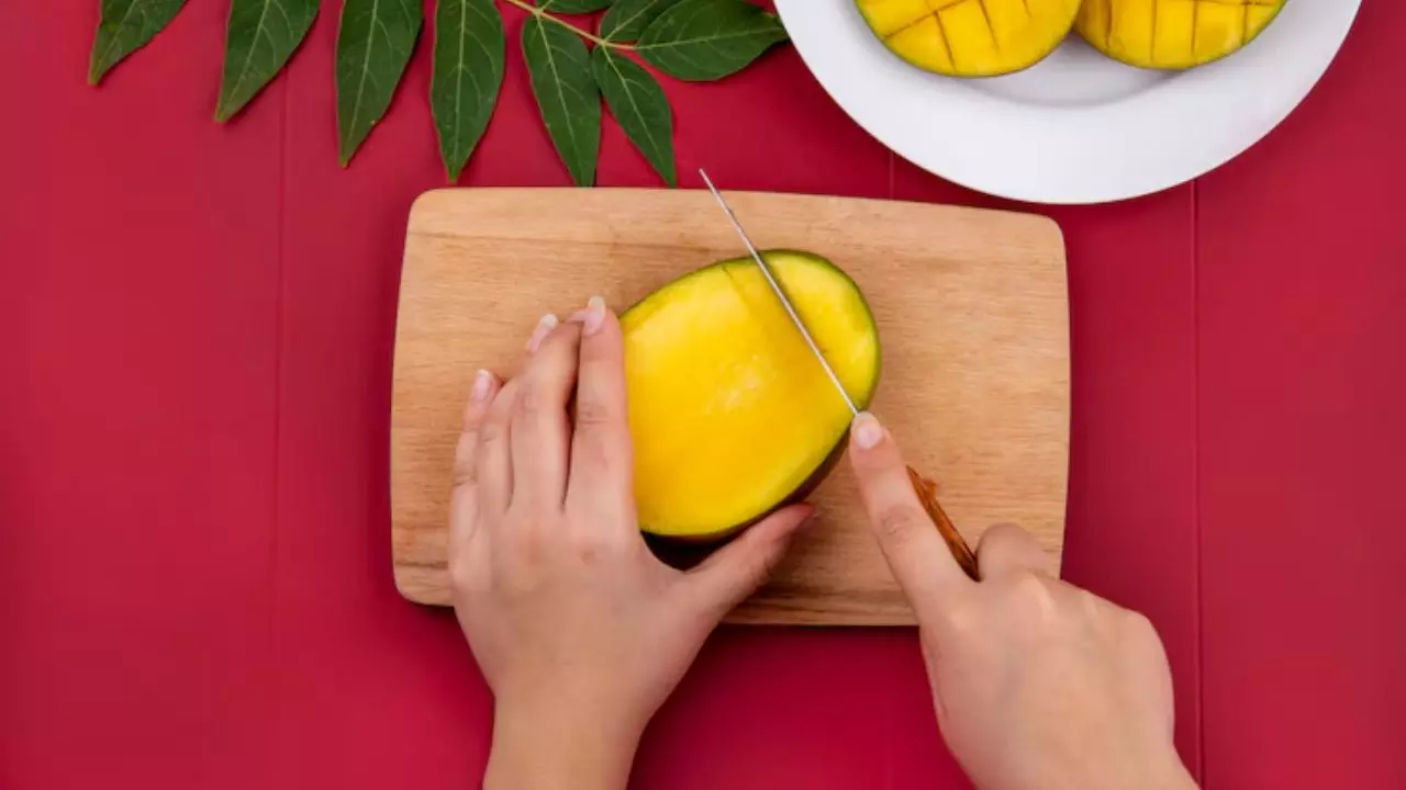 Food Hacks: नकली मिठास, असली खतरा! आम खरीदने से पहले याद रखें ये 5 टिप्स Food Hacks: नकली मिठास, असली खतरा! आम खरीदने से पहले याद रखें ये 5 टिप्स