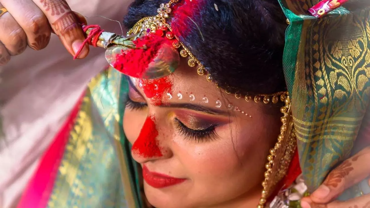 माता पार्वती से जुड़ी है सिंदूर लगाने की प्रथा, भगवान शिव ने बताया था सुहाग की निशानी का महत्व