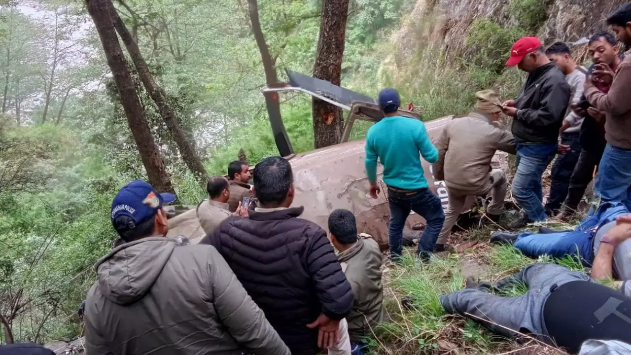 गंगोत्री धाम जा रहा हेलीकॉप्टर उत्तरकाशी में हुआ क्रैश, 5 श्रद्धालुओं की मौत, 2 घायल गंगोत्री धाम जा रहा हेलीकॉप्टर उत्तरकाशी में हुआ क्रैश, 5 श्रद्धालुओं की मौत, 2 घायल