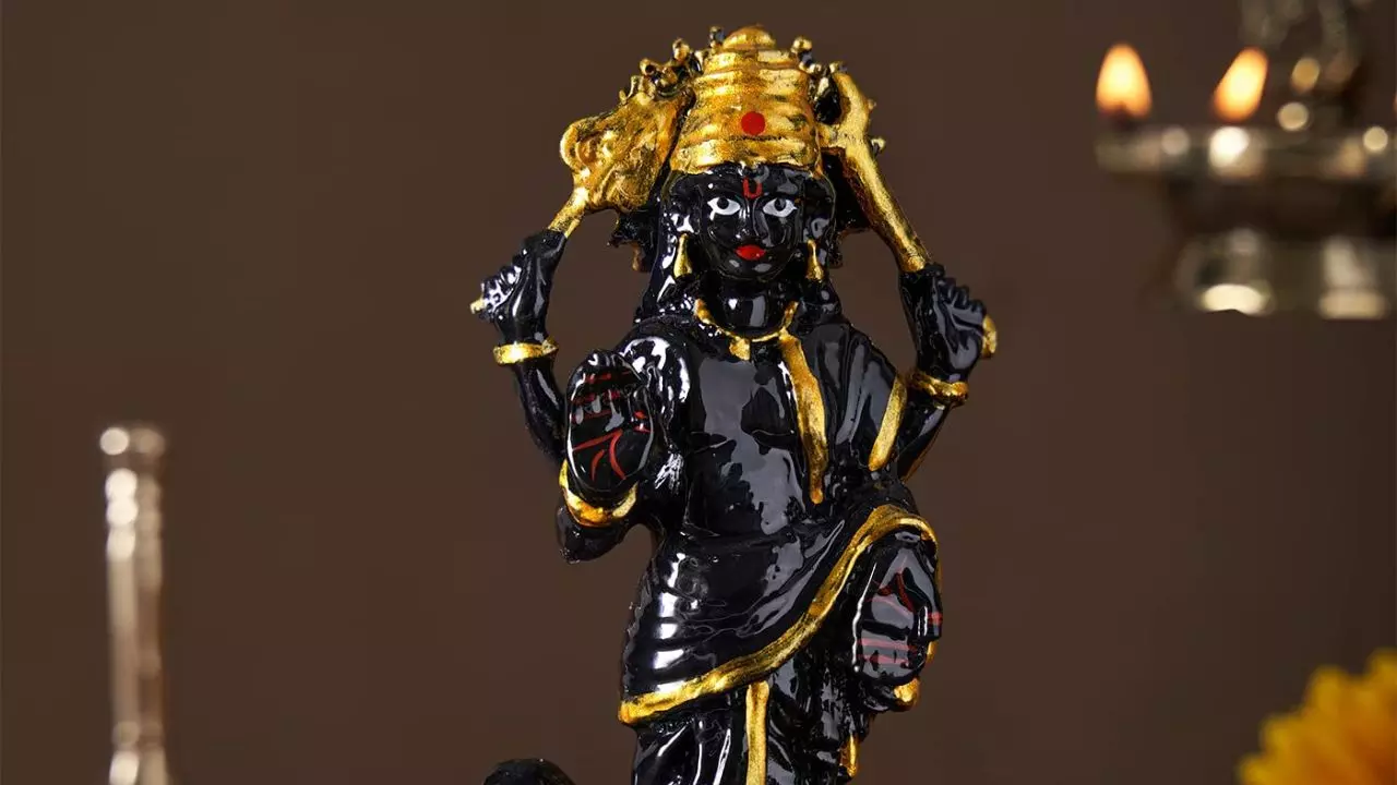 Shani Dev: दिखाई दें ऐसे संकेत तो समझिए आप हैं शनि दोष से पीड़‍ित, जानें दूर करने के उपाय