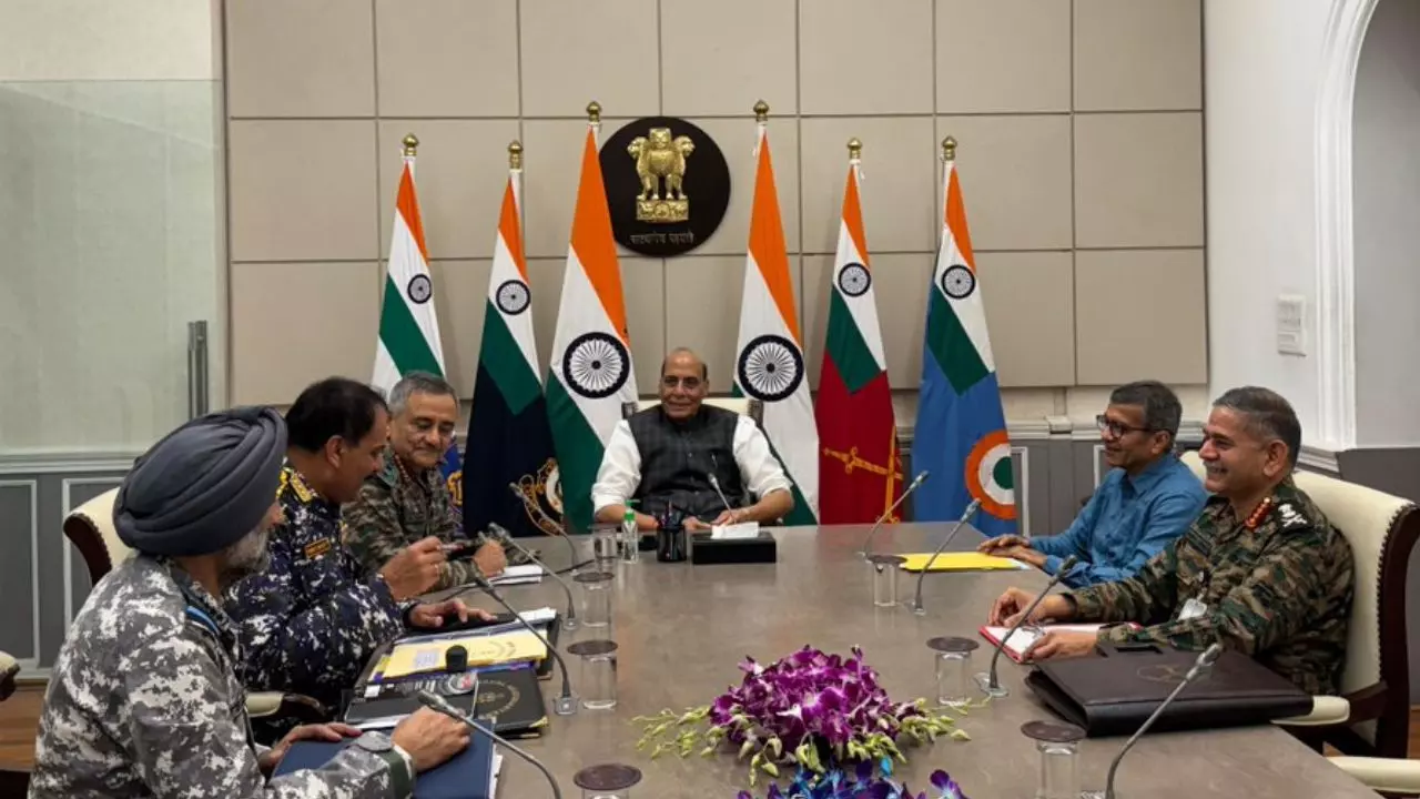 India-Pakistan War: यह तस्‍वीर बहुत कुछ कहती है! राजनाथ सिंह और सेना प्रमुखों की मुस्कान बयां कर रही पाकिस्‍तान का हाल