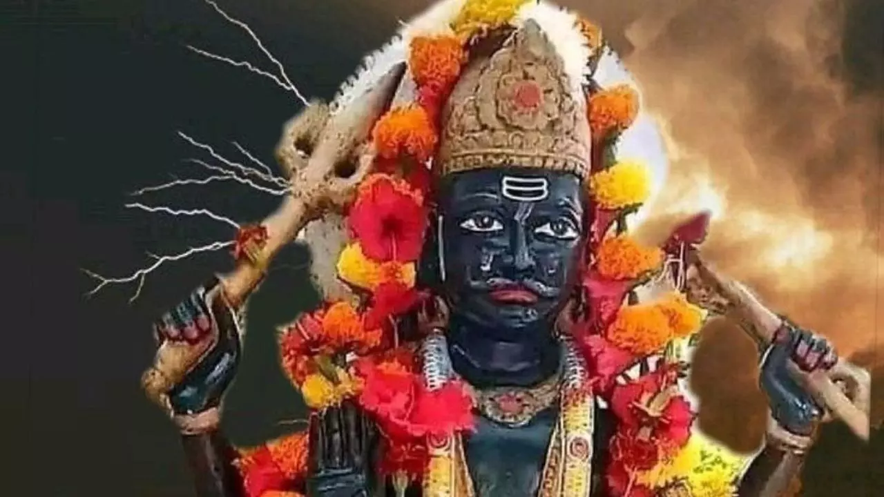 Shani Dev: इन तीन राशि वालों पर हमेशा रहती है शनिदेव की विशेष कृपा, धन-दौलत में होती है वृद्धि