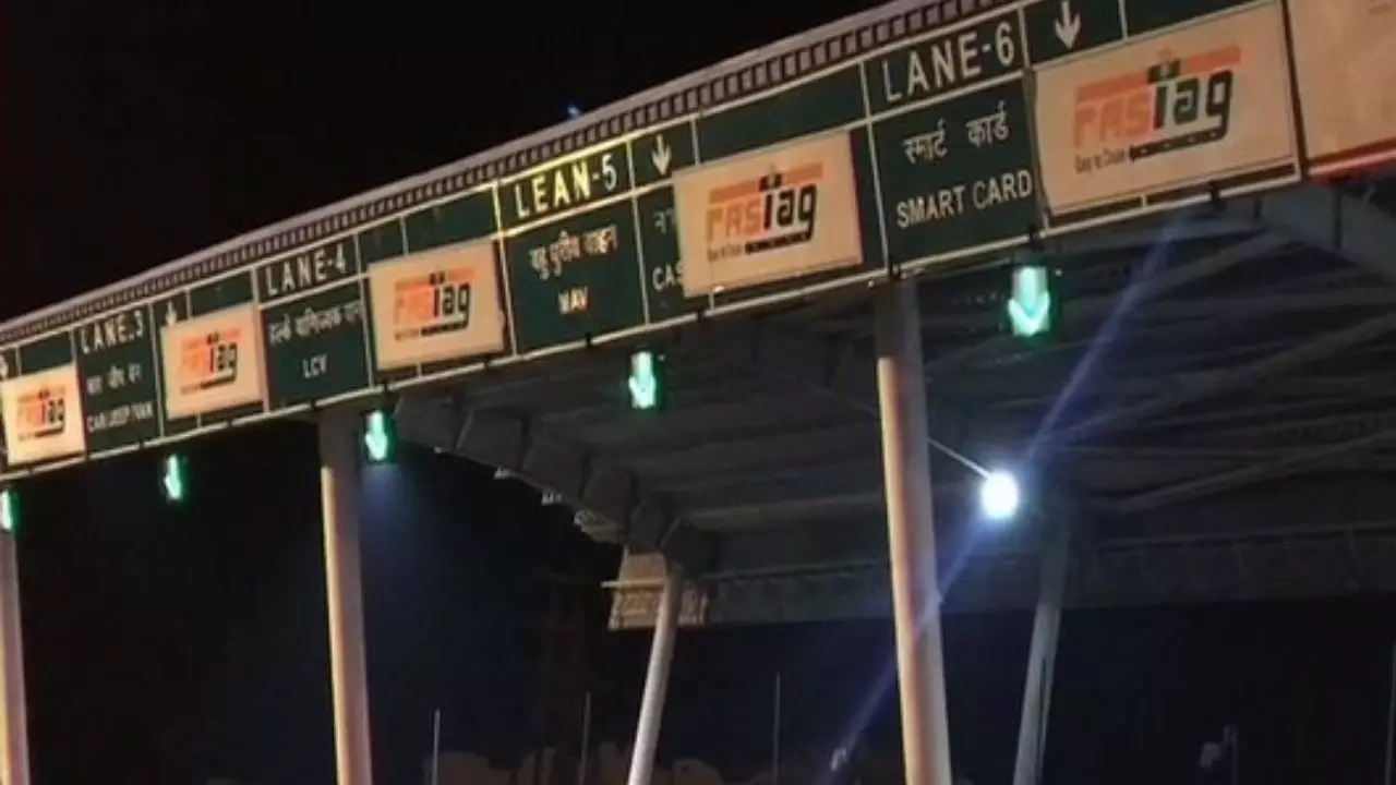 गुंडागर्दी LIVE! टोल कर्मियों ने महिलाओं को पीटा, शीशे फोड़े, अब मचा बवाल