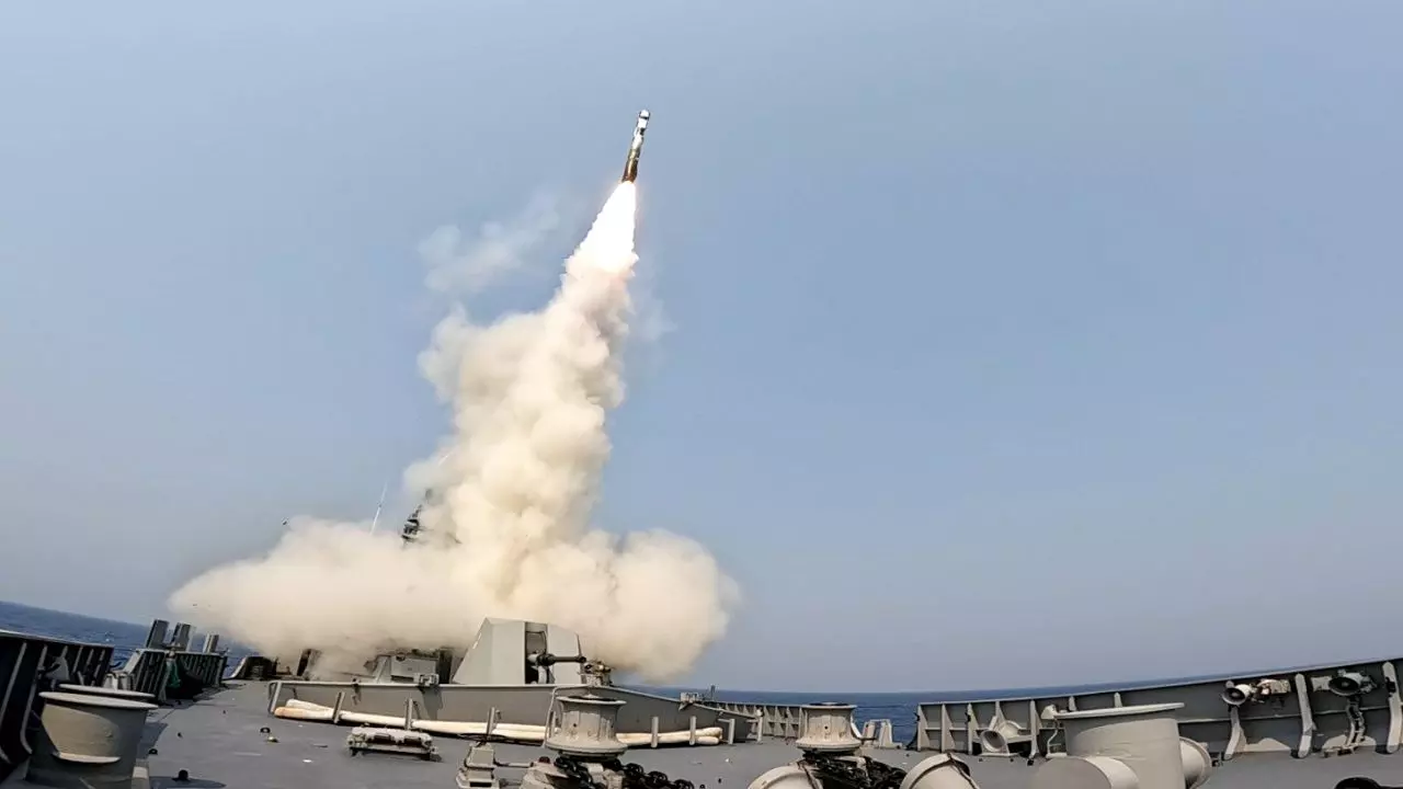 भारत के ब्रह्मास्‍त्र के आगे पाकिस्‍तान ने टेके घुटने, BrahMos को नहीं रोक सकता दुनिया का कोई एयर डिफेंस सिस्‍टम