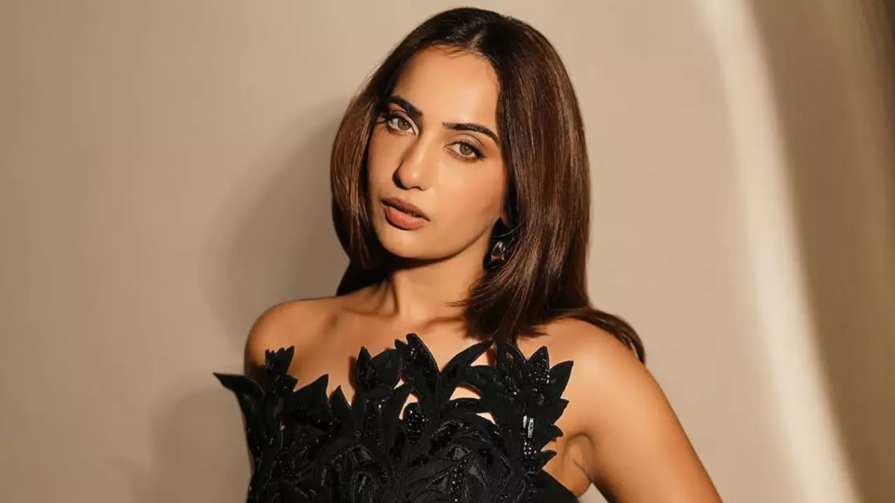 Kusha Kapila ने अपने नाम से पैसे मांगने वाले फर्जी फेसबुक अकाउंट के खिलाफ लगाई क्लास, फैंस से की अपील