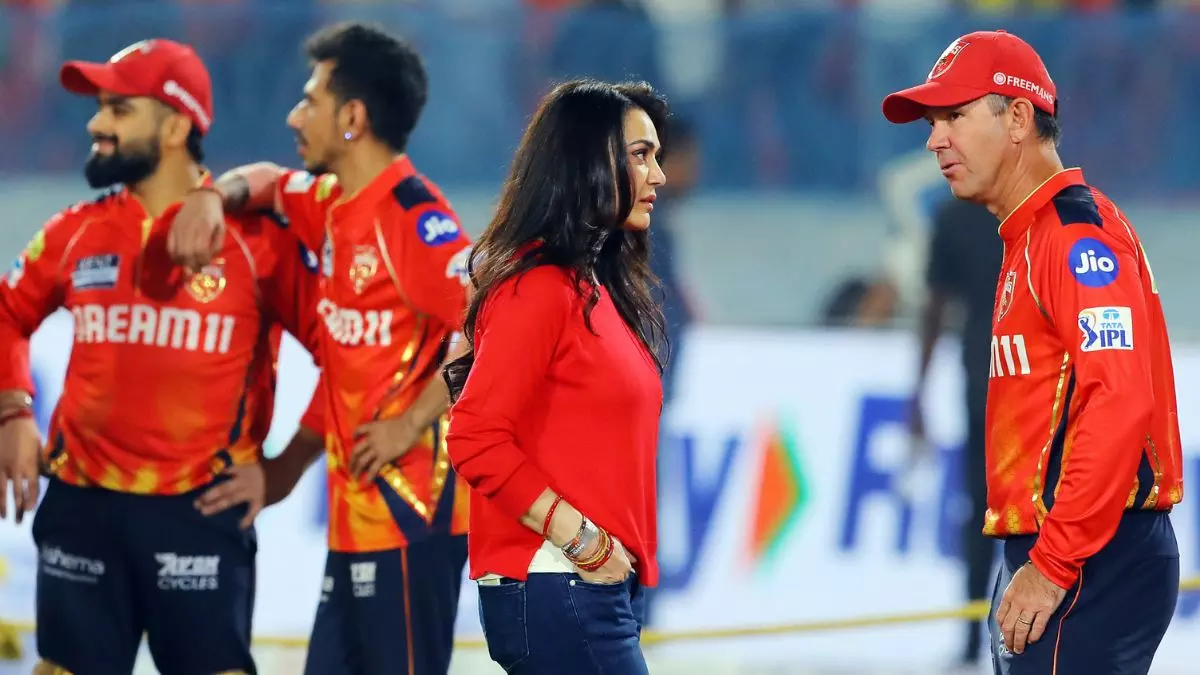 IPL सस्पेंड होने के बाद घर जाने के लिए विमान में बैठे थे पंजाब के कोच, तभी आया एक मैसेज और फिर....