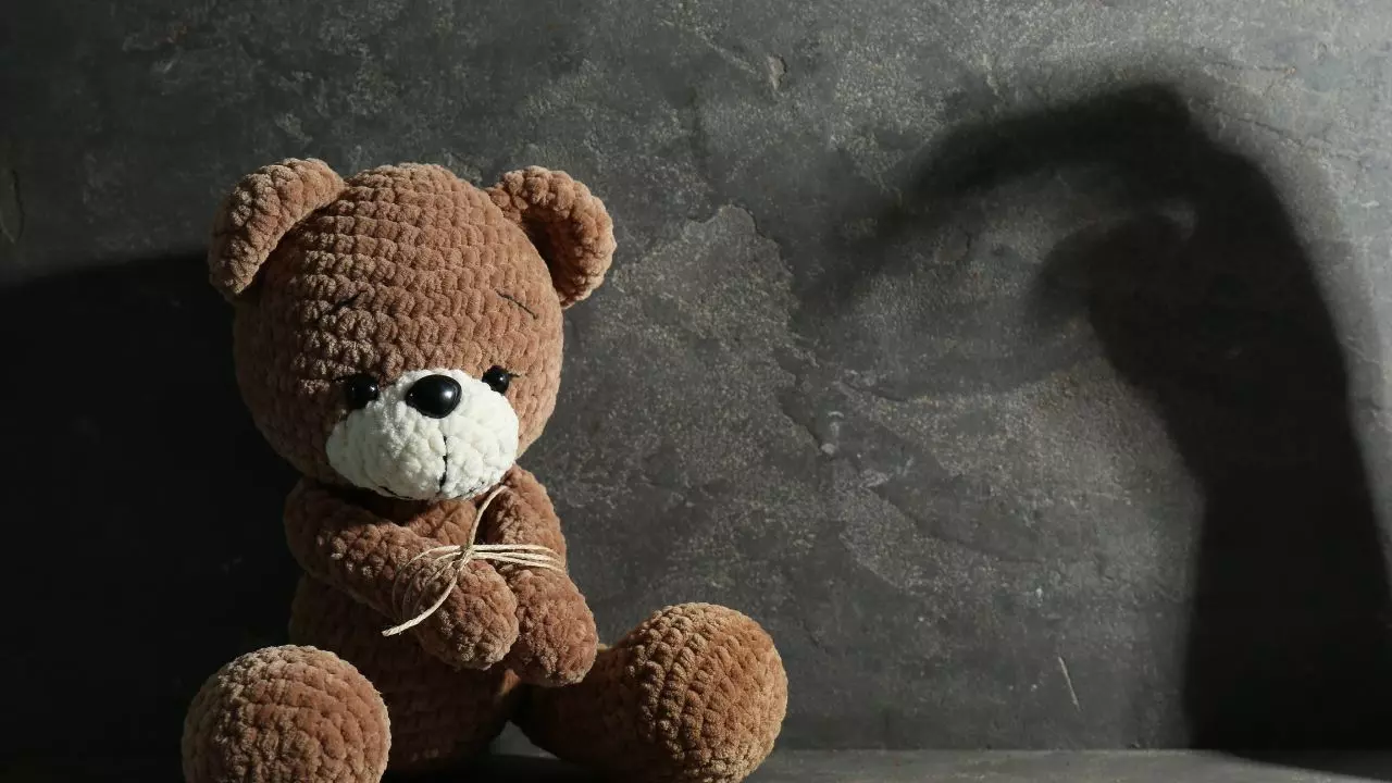 मां मेरे साथ गलत हो रहा है... 13 साल की बेटी होती रही 12 लोगों की हवस का शिकार, महिला ने सच जानकर भी किया इग्नोर