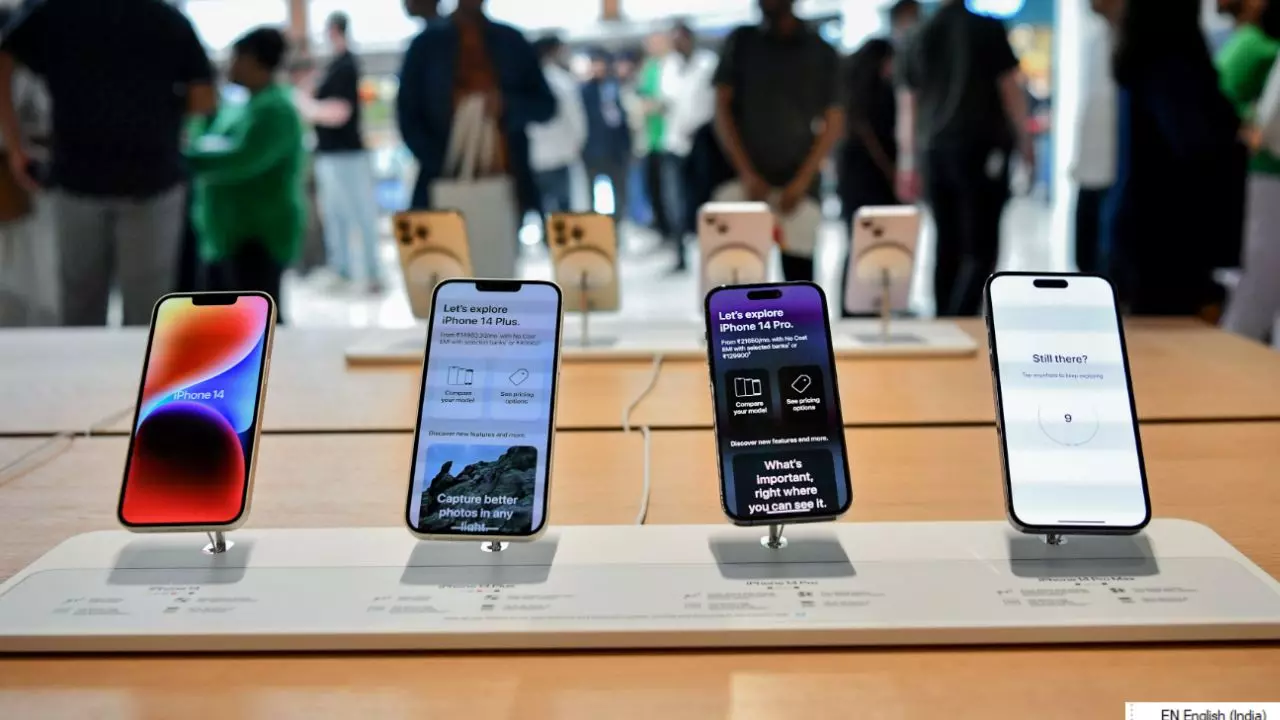 iPhone खरीदने वालों को लग सकता है 28,000 तक का झटका! अमेरिका-चीन ट्रेड वॉर में Apple ने खेला भारत कार्ड