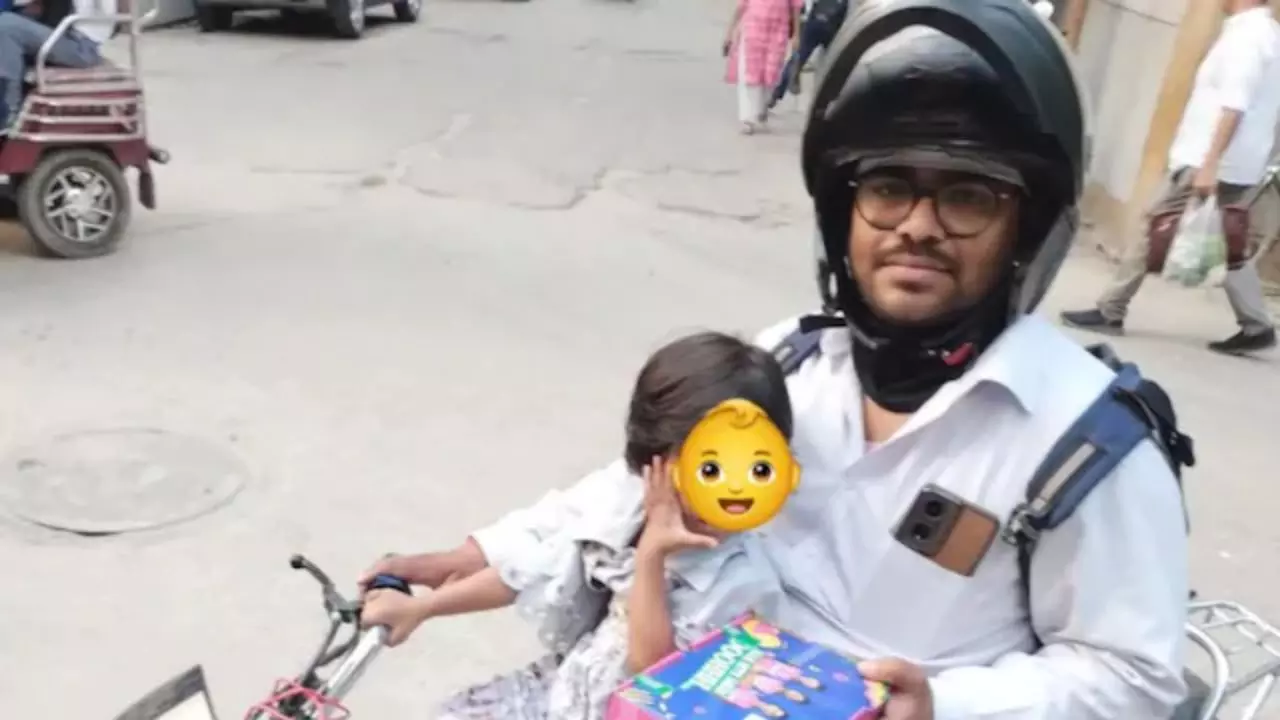 जब मां नहीं रही, तो पिता बना ढाल, गुरुग्राम का यह डिलीवरी बॉय अपनी बेटी टुनटुन को लेकर करता है हर ऑर्डर पूरा