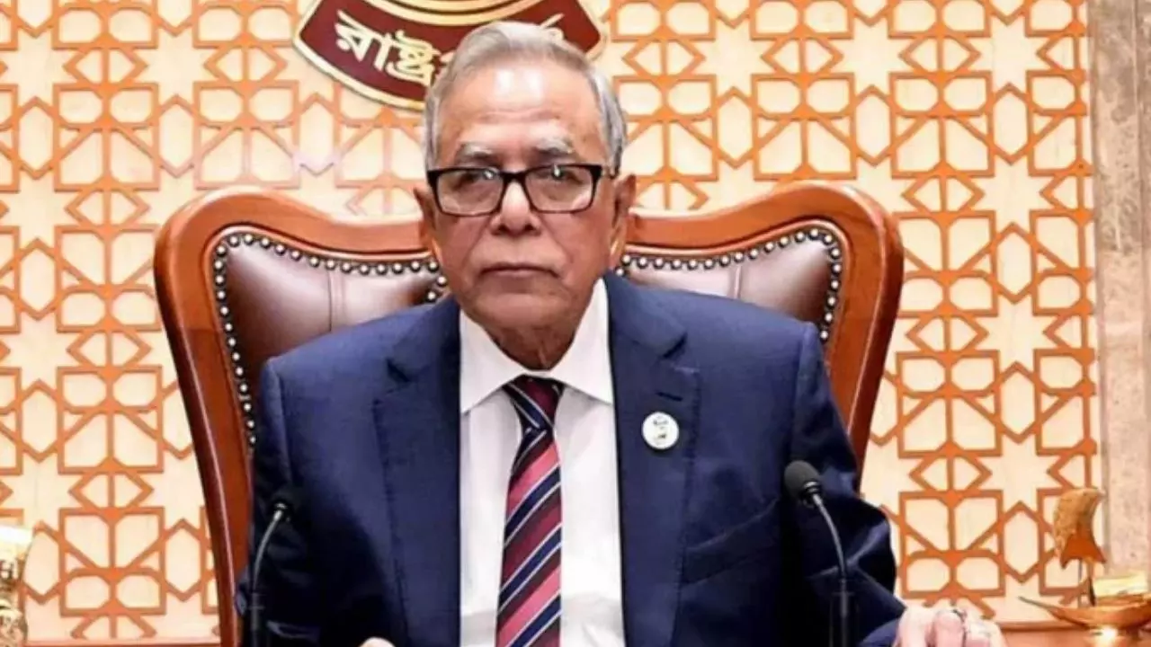 बांग्लादेश में ये नया बवाल क्या? तीन बजे रात लुंगी में देश छोड़कर क्यों भागे पूर्व राष्ट्रपति