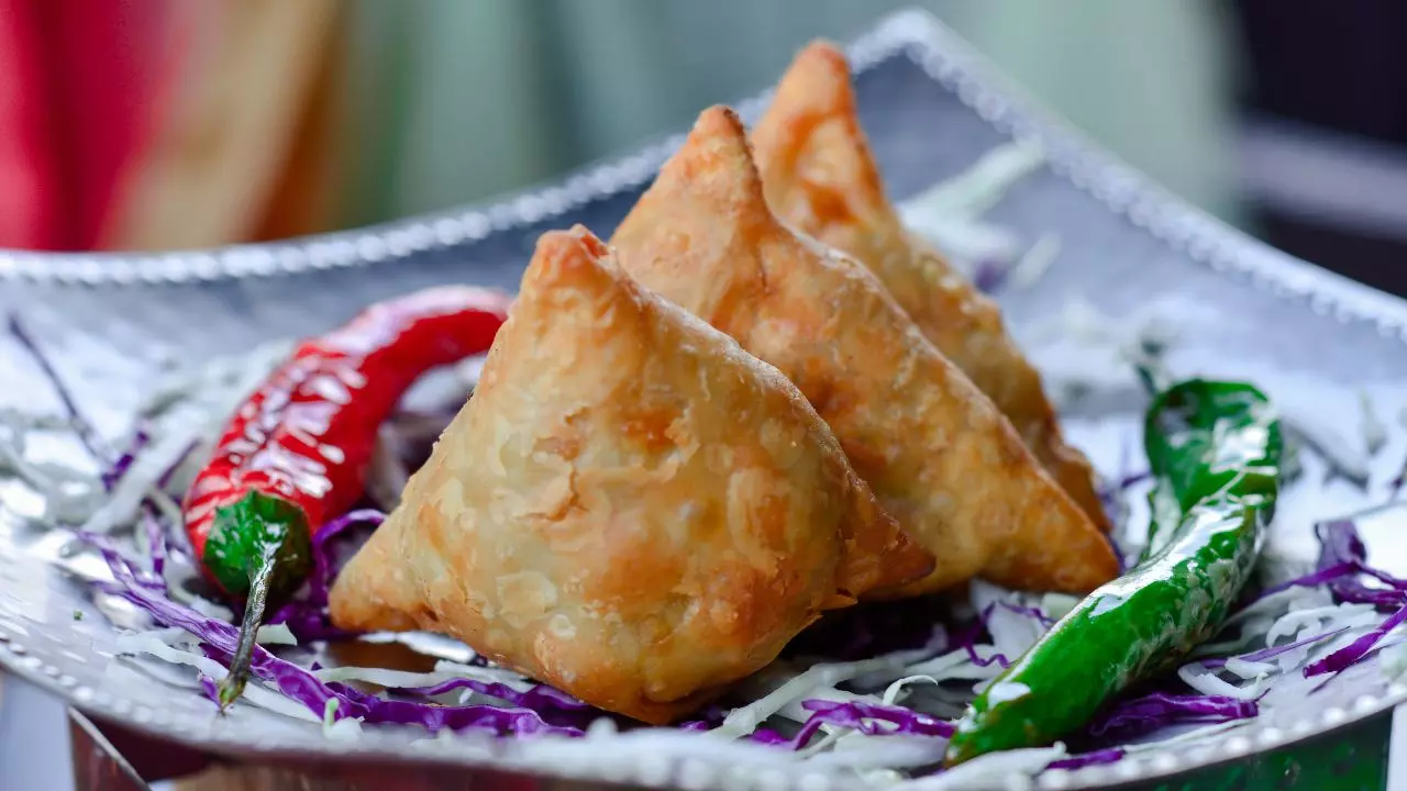 समोसा बना जान का दुश्मन! दुकानदार और ग्राहकों के बीच झगड़ा, अगले दिन खुले आम मारी मालिक को गोली समोसा बना जान का दुश्मन! दुकानदार और ग्राहकों के बीच झगड़ा, अगले दिन खुले आम मारी मालिक को गोली