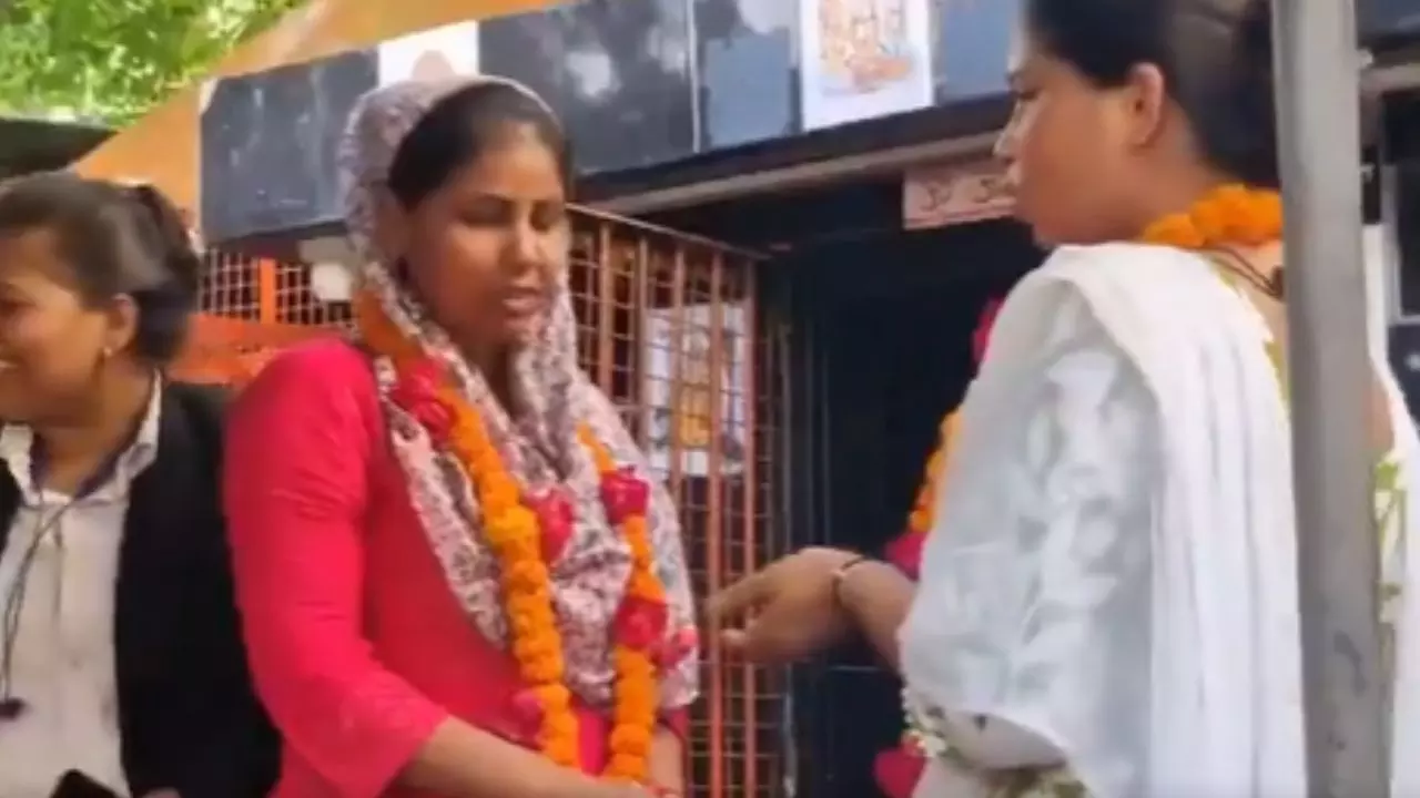 हमें मर्द जात से नफरत है...  बदायूं में मुस्लिम युवकों ने दिया धोखा, शिव मंदिर में दो सहेलियों ने एक-दूसरे से रचाई शादी