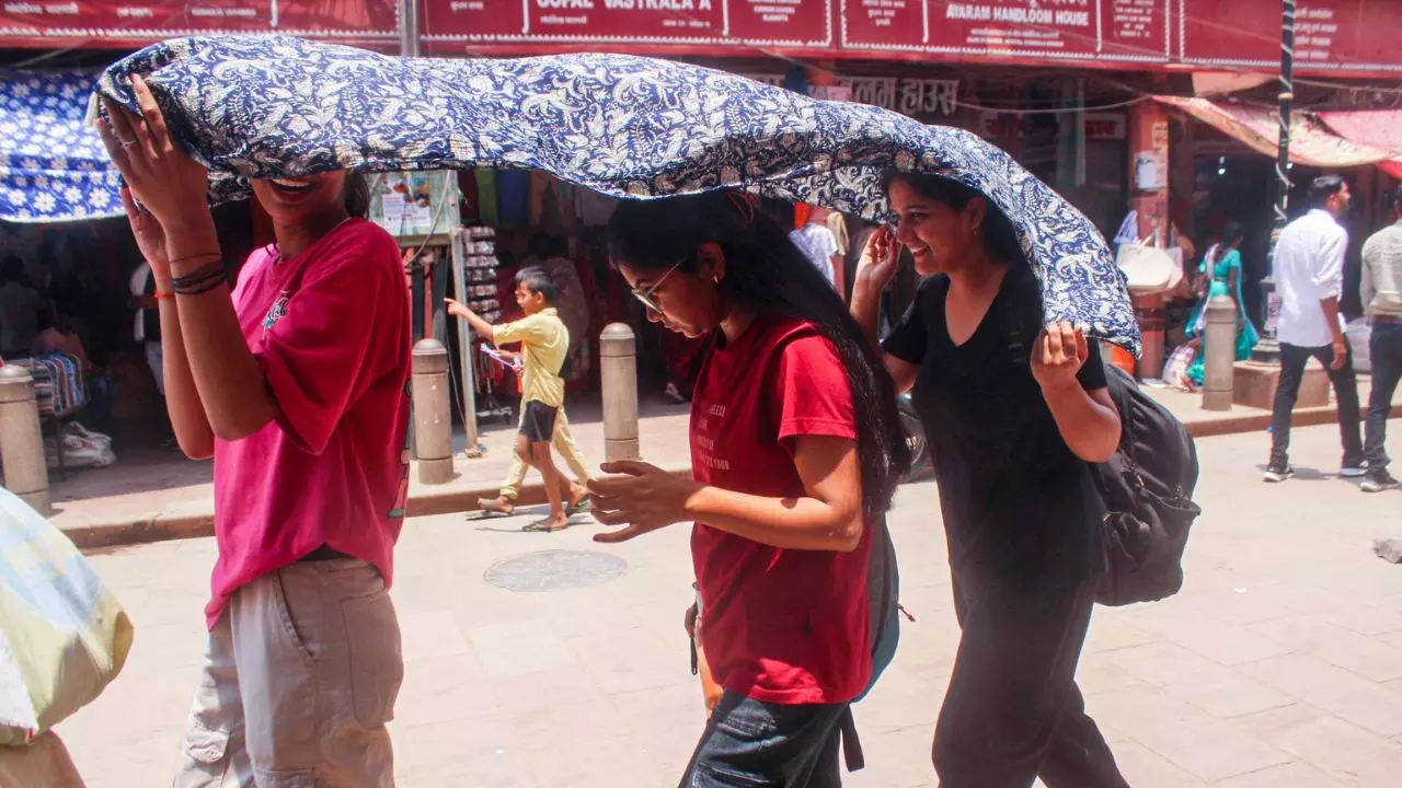 दिल्ली-NCR में धूल भरी आंधी का अलर्ट! पूरे दिन रहेगी बादलों की आंख-मिचौली, जानें अन्य राज्यों का हाल