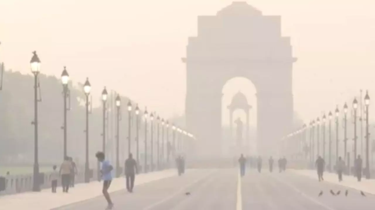 दिल्ली-NCR में धूल भरी आंधी से हाल-बेहाल! खराब श्रेणी में पहुंचा AQI, जानें कैसा रहेगा उत्तर भारत का मौसम