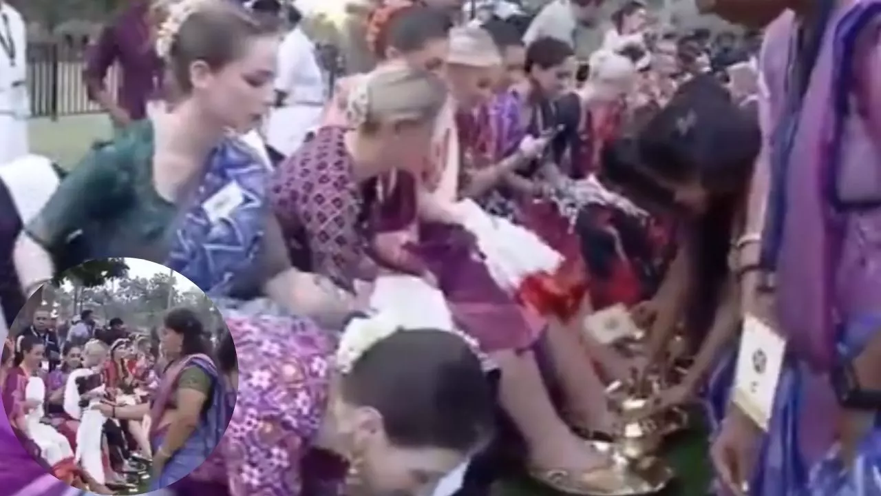 कांग्रेस विदेशी पार्टी, थू... रामप्पा मंदिर में मिस वर्ल्ड कंटेस्टेंट के पैर धोती दिखीं तेलंगाना की महिलाएं, VIDEO पर विवाद कांग्रेस विदेशी पार्टी, थू... रामप्पा मंदिर में मिस वर्ल्ड कंटेस्टेंट के पैर धोती दिखीं तेलंगाना की महिलाएं, VIDEO पर विवाद
