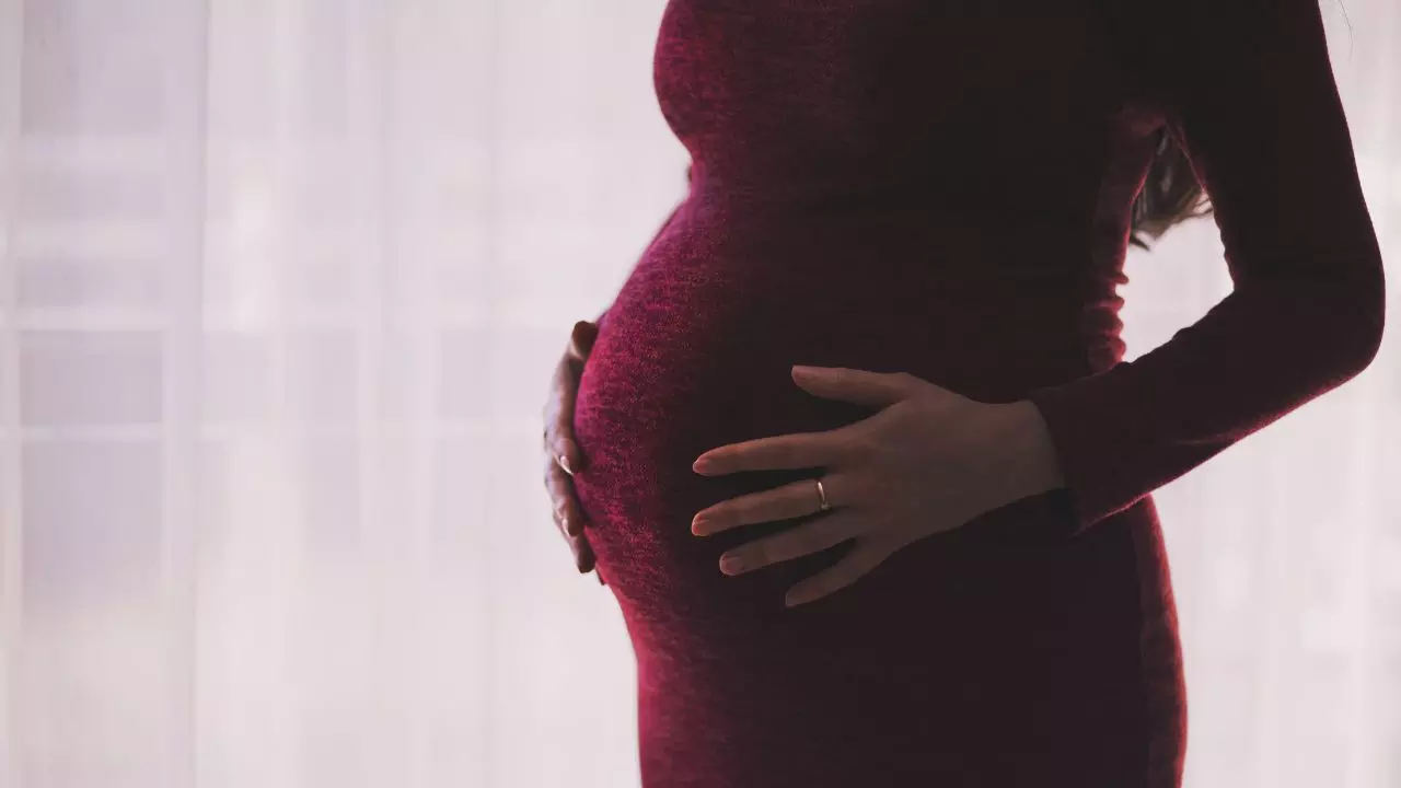 13 साल के स्टूडेंट के प्यार में पड़ी टीचर ने कराया अबॉर्शन, पेट में पल रहा था 5 महीने का मासूम