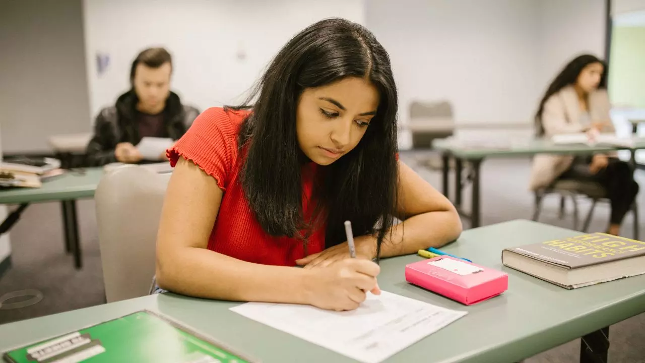 ना कोचिंग ना एग्जाम की ट्रेनिंग! सेल्फ स्टडी से अनुष्का आनंद कुलकर्णी को NEET में मिले 705/720, जोश से भर देगी यह स्टोरी
