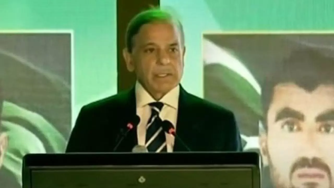 रात 2.30 बजे असीम मुनीर का आया फोन, भारत के हमले से पाक में कितनी तबाही? ऑपरेशन सिंदूर पर PM शहबाज़ का कुबूलनामा- VIDEO