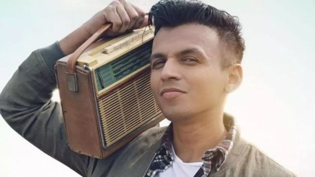 लड़कियों से Deep बातें... शादी के बाद भी Tinder पर क्‍या कर रहे थे इंडियन आइडल Abhijeet Sawant? बीवी रही अनजान