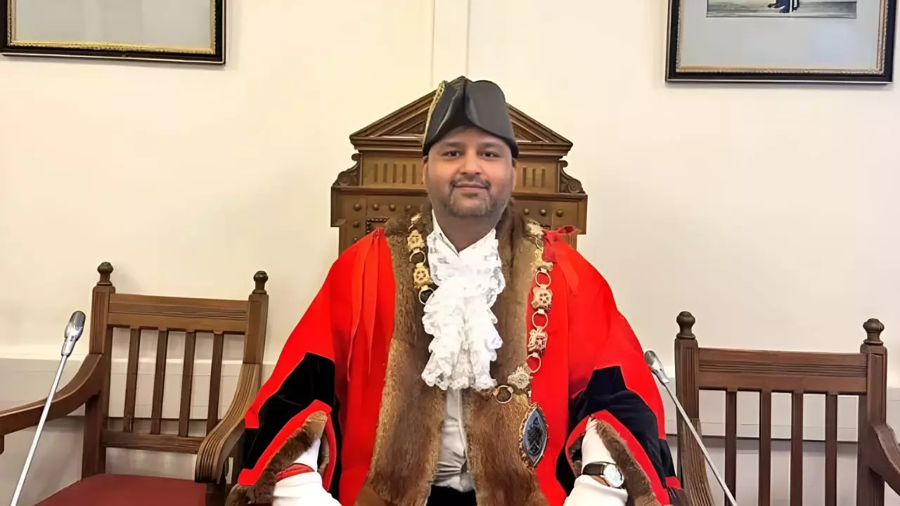 इंजीनियर नहीं, बना लीडर! यूपी के गांव से उठकर इंग्लैंड में टाउन मेयर बनने वाले राज मिश्रा कौन?
