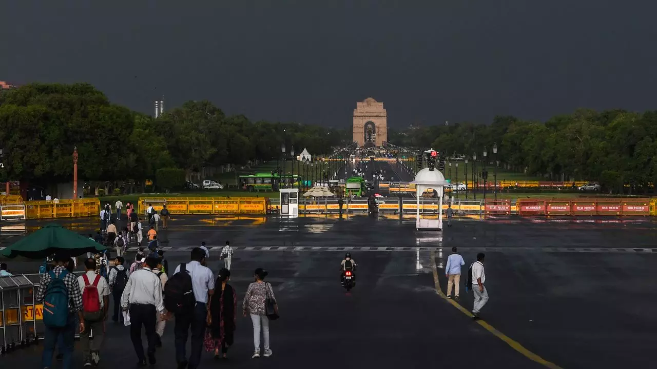 दिल्ली-NCR में खुशनुमा हुआ मौसम, आसमान में छाए काले घने बादल, IMD ने जारी किया बारिश का अलर्ट