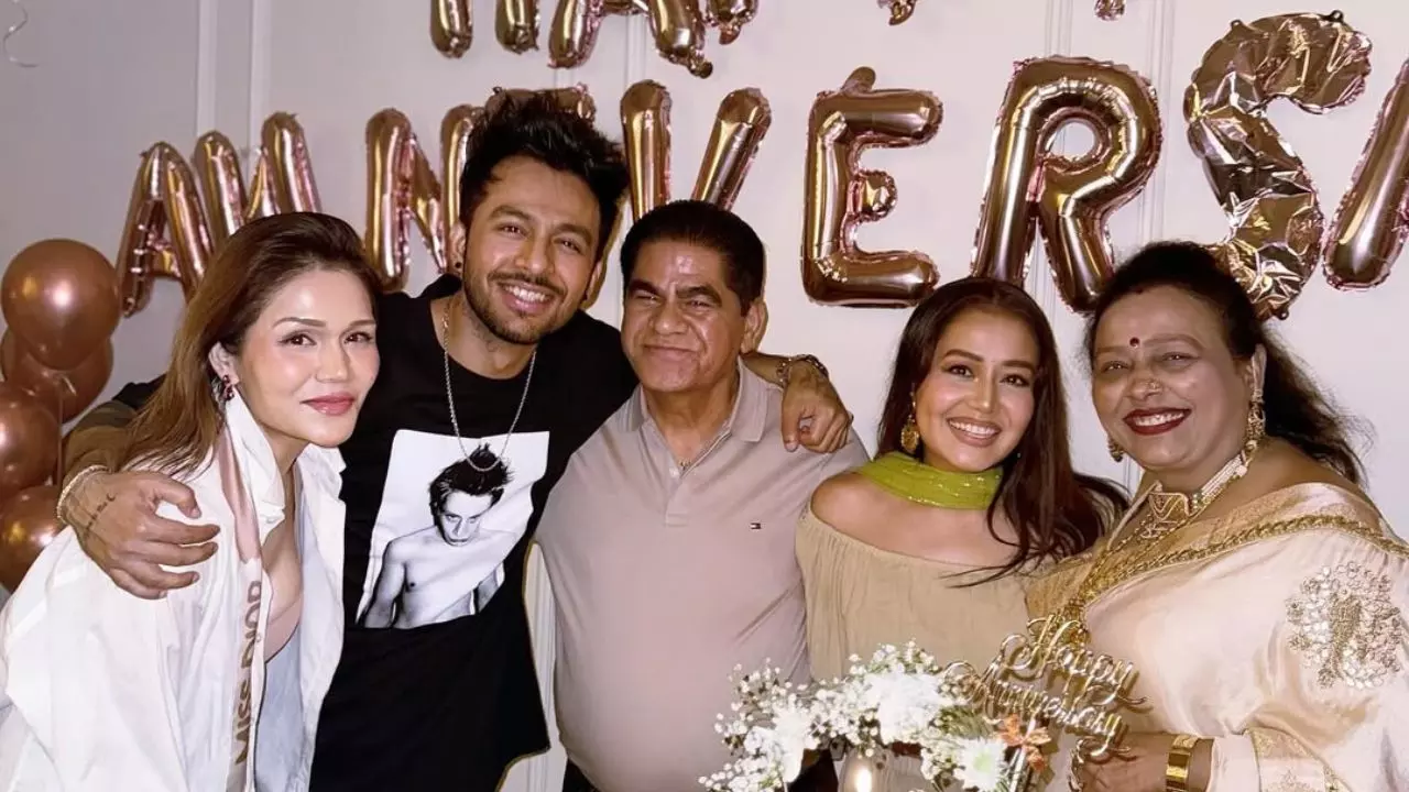 नेहा और टोनी से मनमुटाव भूलीं Sonu Kakkar? पेरेंट्स की एनिवर्सरी में दिखें साथ