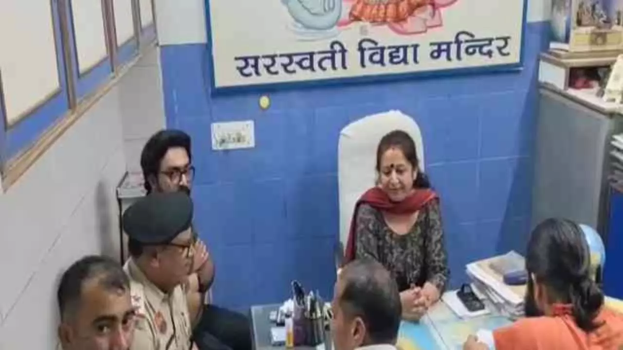 महिला टीचर संस्कृत की जगह बच्चों को पढ़ा रही थी कलमा, फिर इस प्रकार हुआ खुलासा; अभिभावकों ने काटा बवाल