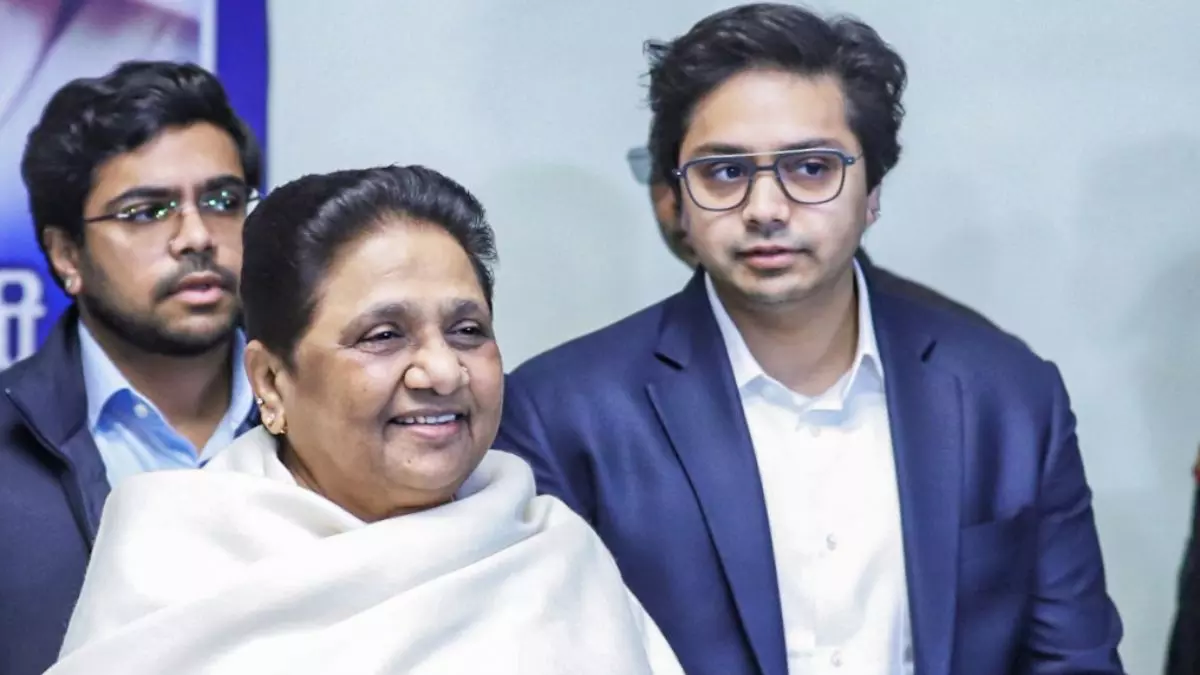 बड़ी दयालु हैं मायावती, बुआ-भतीजे का अनोखा रिश्ता! कितनी बार पार्टी से बाहर हुए आकाश, फिर मिली माफी?