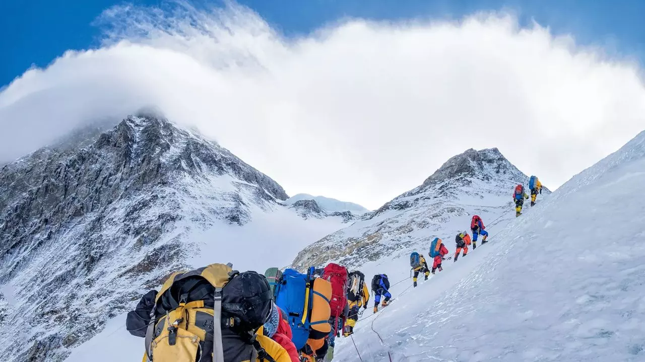 चीन ने माउंट एवरेस्ट को कहा ‘चोमोलुंगमा’, क्या बदलेगा दुनिया की सबसे ऊंची चोटी का नाम?
